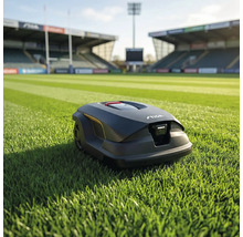 Rasenmähroboter auf einem Fußballfeld mit Rasenstreifen