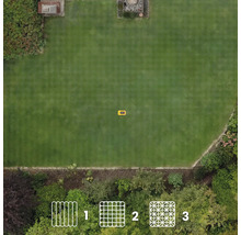 Draufsicht auf einen Rasen mit einem Rasenmähroboter und den Mähbildern