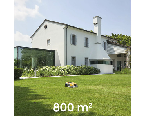 Szene mit einem Rasenmähroboter vor einem Haus mit einer Rasenfläche von 800 Quadratmetern.