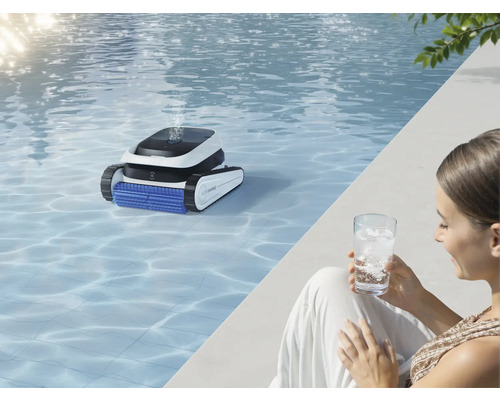 Ein Schwimmbad mit einem Poolreinigungsroboter im Wasser und einer Frau mit einem Glas Wasser am Beckenrand.