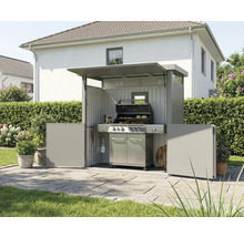 Außenaufnahme eines Grillplatzes mit Grillküche und Grill im Garten.