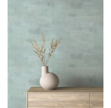 Wohnraum mit beiger Vase und Trockenblumen auf Holzkommode vor Wand