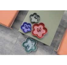 Dekorative Schalen in Blumenform auf einem Tisch