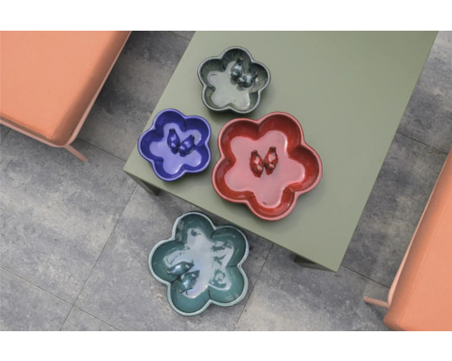 Dekorative Schalen in Blumenform auf einem Tisch