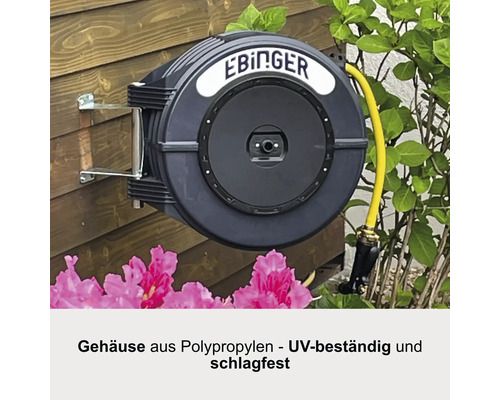 EBInger Schlauchaufroller mit gelbem Schlauch an einer Holzwand montiert