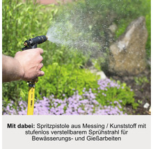 Bewässerung mit einer Gartenspritze aus Messing und Kunststoff im Garten