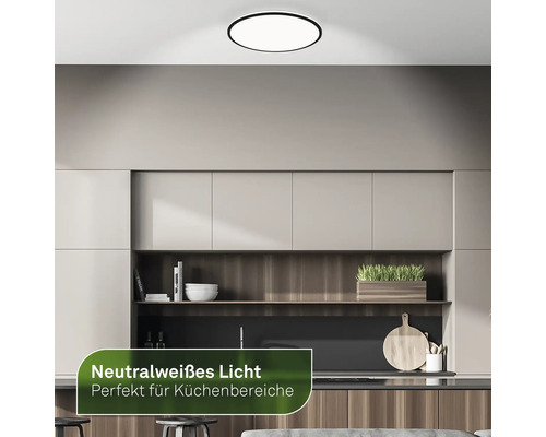 Moderne Deckenleuchte mit schwarzem Rand in einer Küche