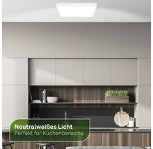 Quadratische Deckenleuchte im Küchenbereich.