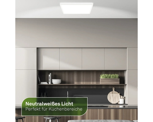 Quadratische Deckenleuchte im Küchenbereich.