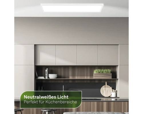 Rechteckige Deckenleuchte in einer modern eingerichteten Küche.