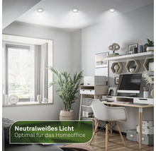 Helles Arbeitszimmer mit Schreibtisch, Regalen und neutralweissen Deckenleuchten