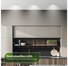 Drei runde Einbauspots in einer modernen Küche.