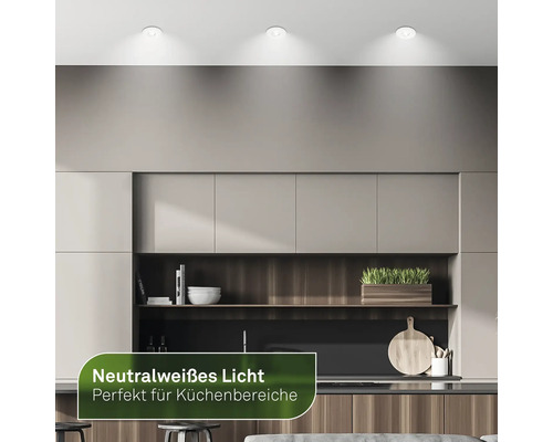 Moderne Küche mit Deckenspots für neutralweißes Licht