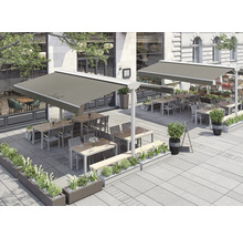 Außenbereich eines Restaurants mit Markisen und Tischen