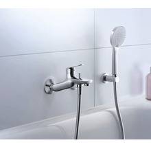 Wannenarmatur mit Handbrause an einer Badewanne