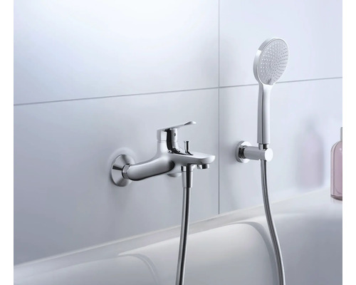 Wannenarmatur mit Handbrause an einer Badewanne