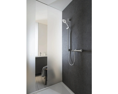 Badezimmer mit Mosaikwand, Duscharmatur und Waschtisch