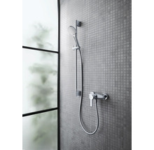 Duscharmatur mit Handbrause an einer gefliesten Wand