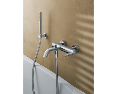 Aufputz-Badarmatur mit Brausegarnitur an der Wand über der Badewanne