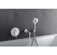 Wannenarmatur mit Handbrause in einem Badezimmer