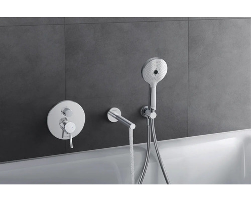 Wannenarmatur mit Handbrause in einem Badezimmer