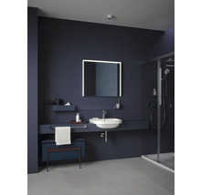 Badezimmer mit Waschbecken, Spiegel, Handtuchhalter und Dusche