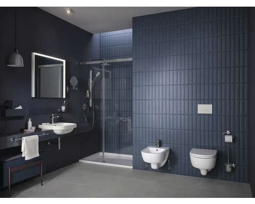 Modernes Badezimmer mit Dusche, Waschbecken, Bidet und Toilette