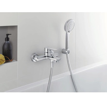 Aufputz-Badewannenarmatur mit Handbrause an einer weißen Wand