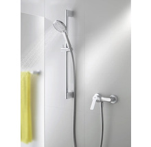 Brausegarnitur mit Handbrause, Brausestange und Armatur an einer Wand