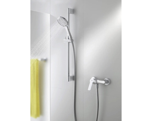 Brausegarnitur mit Handbrause, Brausestange und Armatur an einer Wand