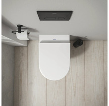 Aufnahme von oben einer Toilette mit Toilettenpapierhalter und Spülkasten