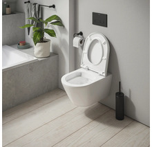 Wandhängendes WC mit offenem Spülrand und Toilettenbürste im Badezimmer.