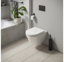 Badezimmer mit wandhängendem WC, Toilettenbürste und Accessoires