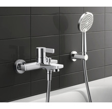 Aufputz-Badewannenarmatur mit Handbrause vor dunklem Fliesenspiegel