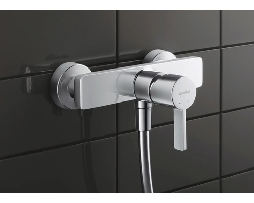 Duravit Aufputz-Brausemischer mit Schlauch an dunkler Wand