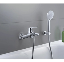 Wannenarmatur mit Handbrause an einer Wand montiert