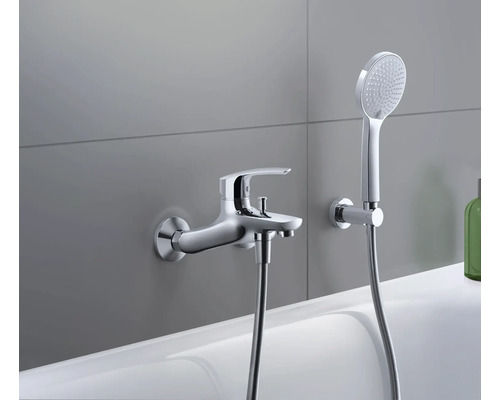 Wannenarmatur mit Handbrause an einer Wand montiert