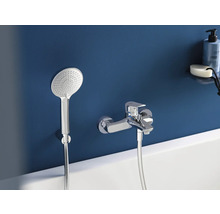 Badewannenarmatur mit Handbrause an einer blauen Wand