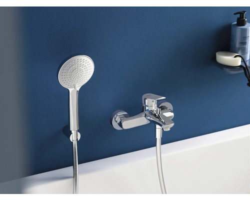 Badewannenarmatur mit Handbrause an einer blauen Wand