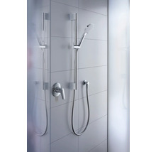 Brausegarnitur mit Brausestange und Handbrause an einer gefliesten Wand