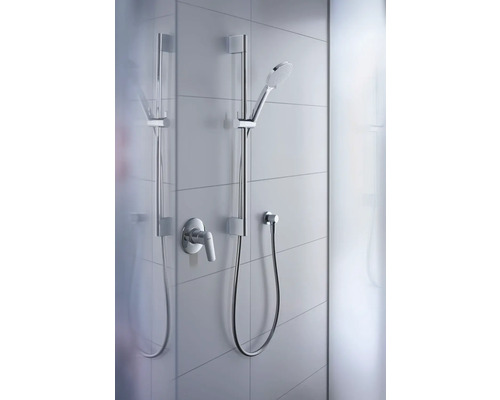 Brausegarnitur mit Brausestange und Handbrause an einer gefliesten Wand