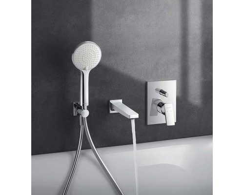 Aufputz-Brausearmatur mit Handbrause und Wanneneinlauf im Badezimmer