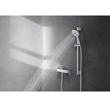 Brausegarnitur mit Handbrause, Brausestange und Thermostatbatterie mit fließendem Wasser