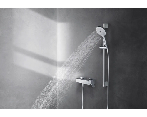 Brausegarnitur mit Handbrause, Brausestange und Thermostatbatterie mit fließendem Wasser