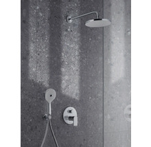 Duscharmatur mit Kopfbrause und Handbrause an einer grauen Wand