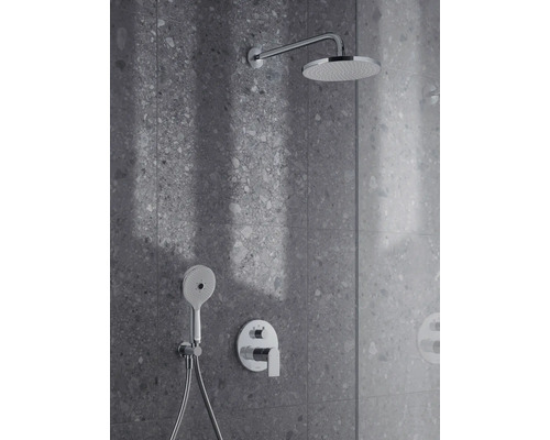 Duscharmatur mit Kopfbrause und Handbrause an einer grauen Wand