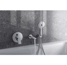 Badezimmerarmatur mit Handbrause und grauer Wand