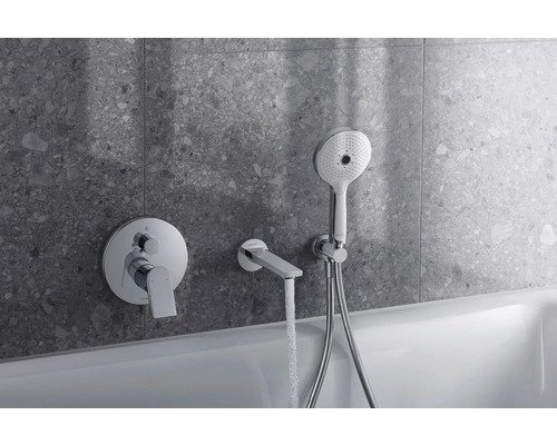 Badezimmerarmatur mit Handbrause und grauer Wand