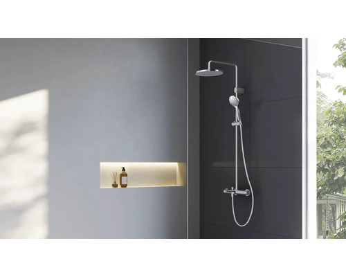 Badezimmer mit Duschsystem, Shampoo und Duftstäbchen