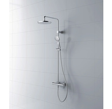 Duschsystem mit Kopfbrause und Handbrause an gefliester Wand